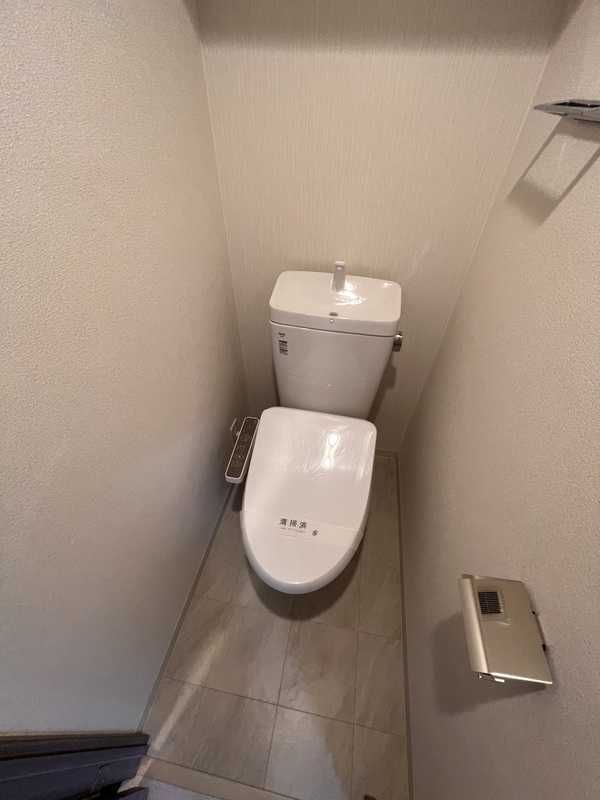 地下鉄御堂筋線 東三国駅 徒歩5分 10階建 築8年のトイレ写真