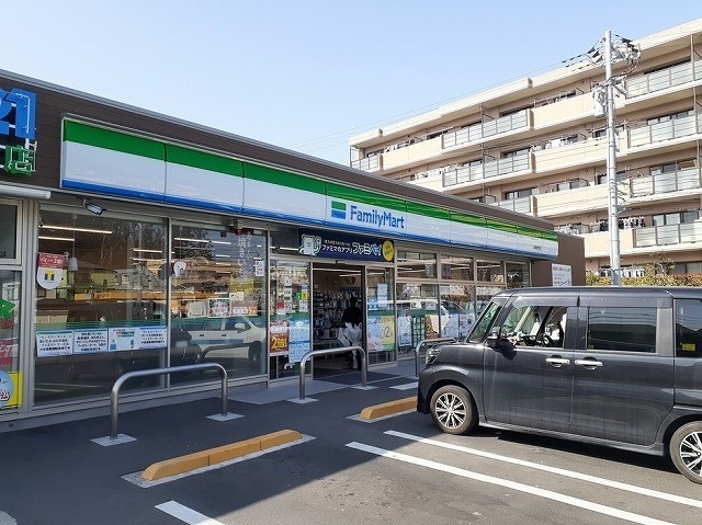 コンビニ　ファミリーマート（コンビニ）まで554m