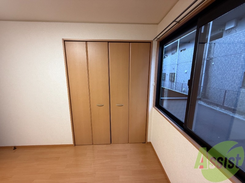収納　洋室の収納の写真です。高さも幅もございます。