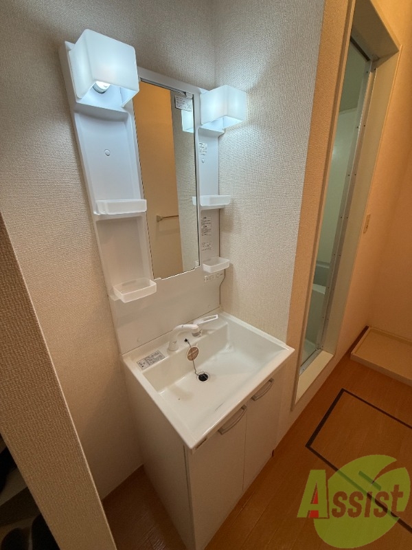 洗面設備　洗面台の写真です。朝の準備が捗りますね。