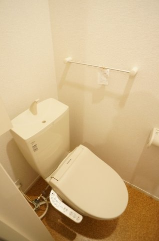 トイレ　落ち着いた色調のトイレです