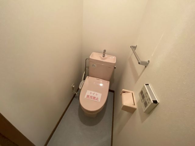 地下鉄御堂筋線 東三国駅 徒歩3分 13階建 築27年のトイレ写真