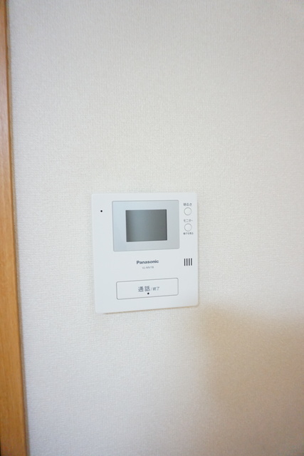 セキュリティ　来訪者の姿を確認できるＴＶモニター付インターホン設置済です！