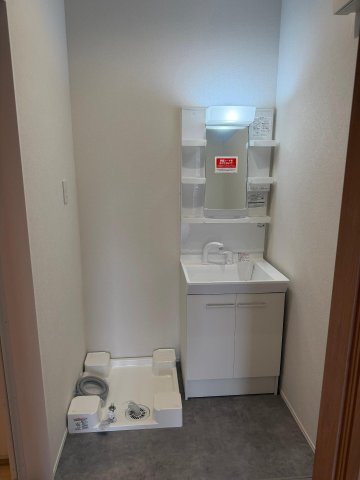 洗面設備　洗面所です。洗面台は収納もあります。洗濯機設置可。