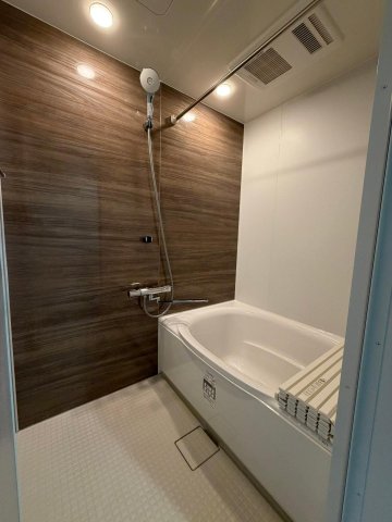 バス・シャワールーム　浴室暖房乾燥機付で洗濯物も干せます。トイレは温水洗浄便座付