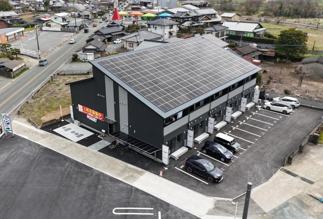 駐車場　入居者の電気代をお得にする太陽光パネル。駐車場と駐輪場です。