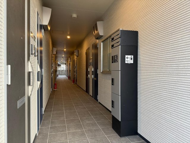 エントランス　中廊下です。宅配ボックスも設置しています。