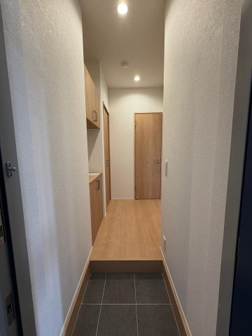 玄関　玄関です。左側にはシューズボックスと収納、正面がトイレです。