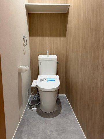 トイレ　トイレスペースです。温水洗浄便座、収納棚あります。