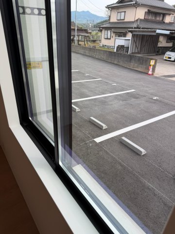 その他設備　窓も二重ガラスで防音対策。外に洗濯用の物干し竿も置けます。