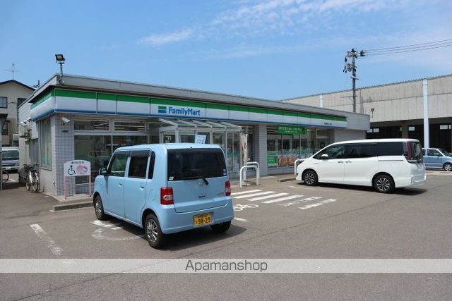 コンビニ　ファミリーマート（コンビニ）まで898m