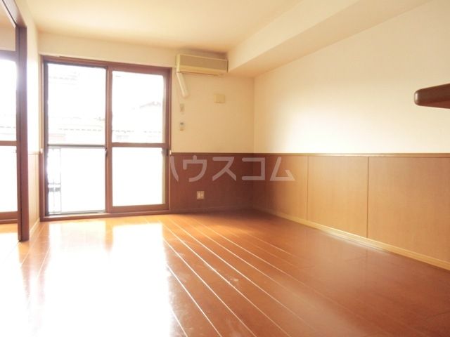 URBAN COURT Bの居間写真