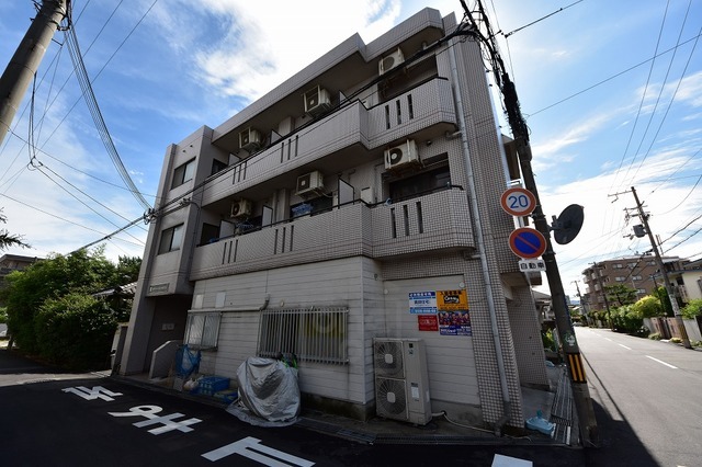 アパートメントSUITAの外観写真
