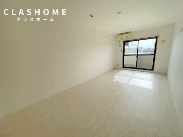 居室・リビング　同物件の別部屋になります。