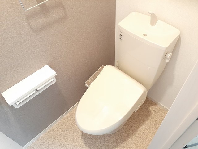 トイレ　温水洗浄便座付きのトイレです♪
