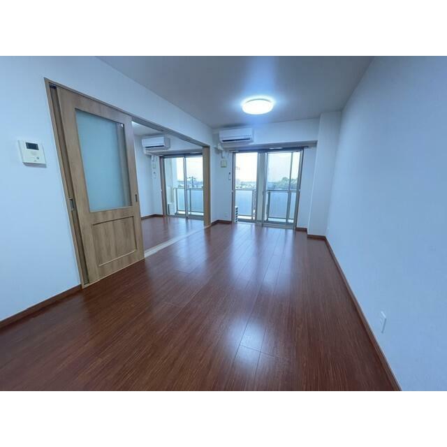 ChaRLesIIの居間写真