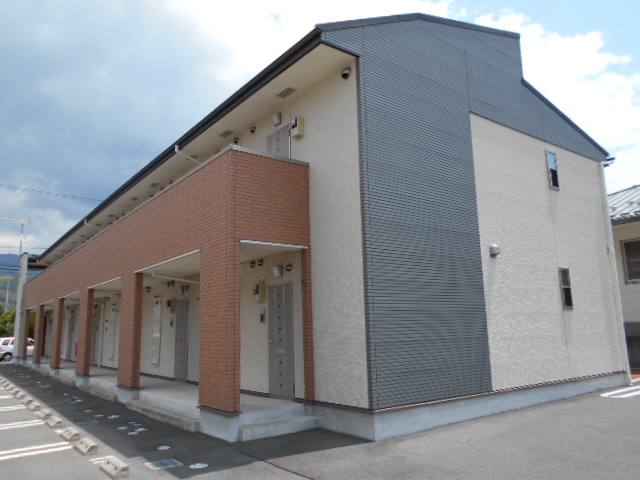 建物外観　建物玄関側（北面）を北西方向より撮影