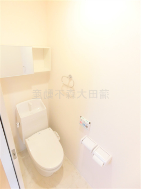 トイレ　棚収納と温水洗浄便座付きのトイレ