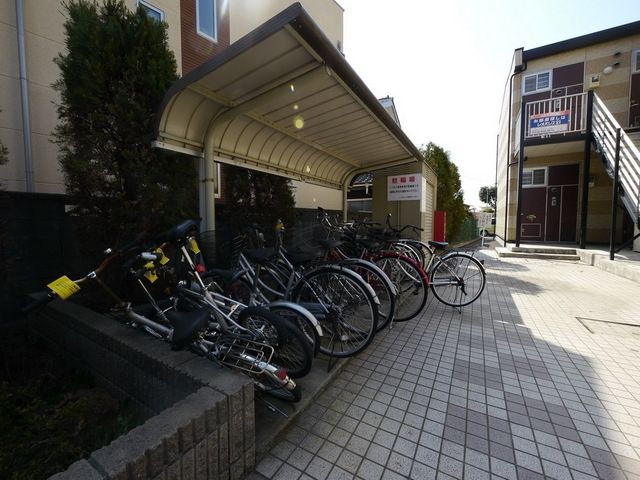 レオパレスwest courtの外観写真
