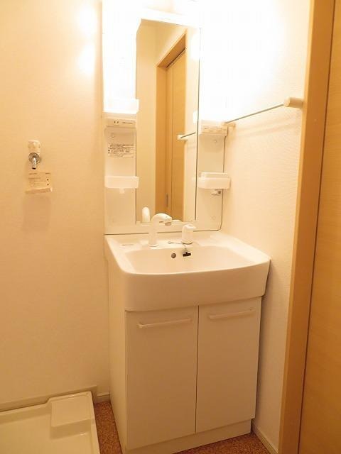 洗面設備　忙しい朝に嬉しいシャワー付洗面台です。