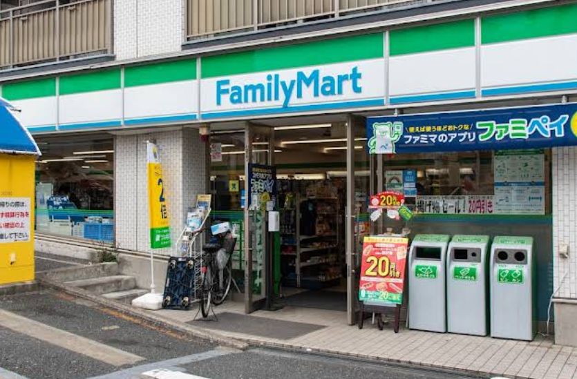 コンビニ　ファミリーマート牛込柳町駅前店（コンビニ）まで401m