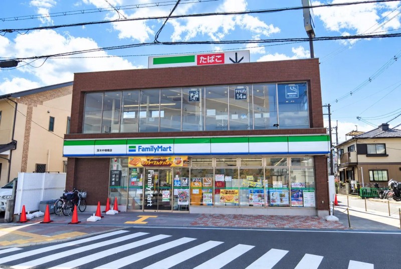 コンビニ　ファミリーマート JR総持寺駅南店（コンビニ）まで1047m