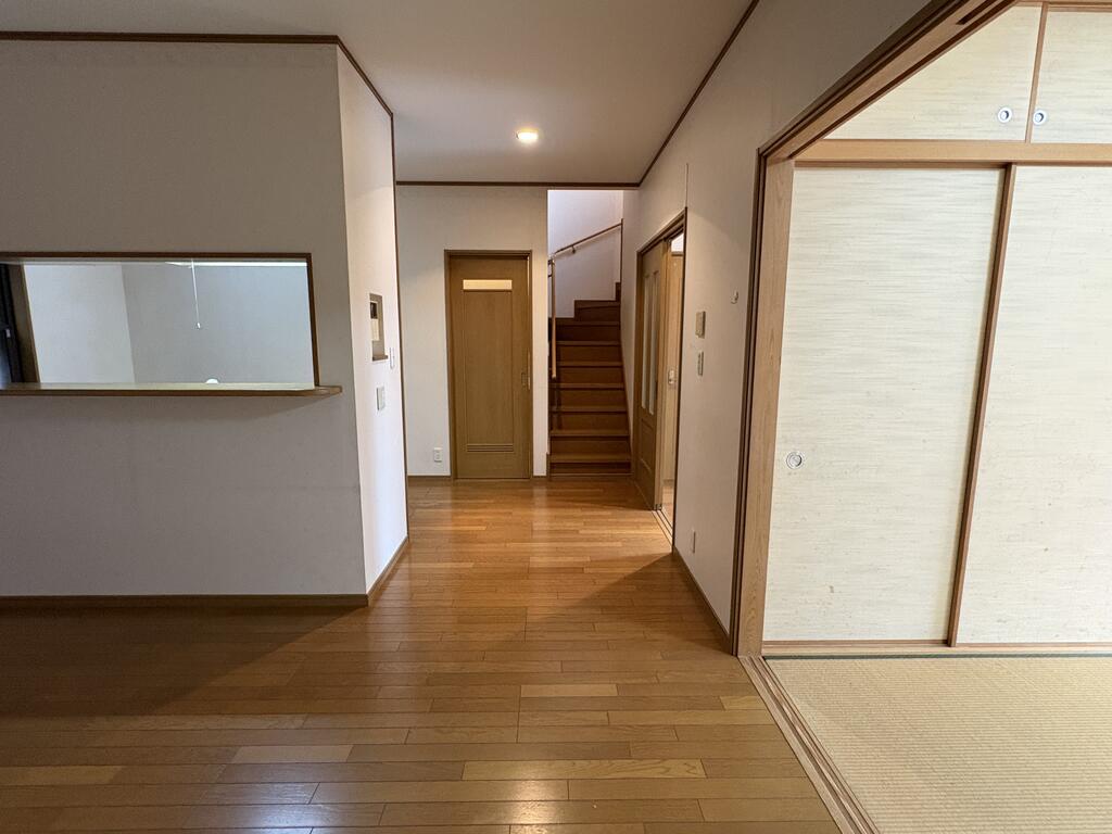 和泉市のぞみ野貸家の居間写真