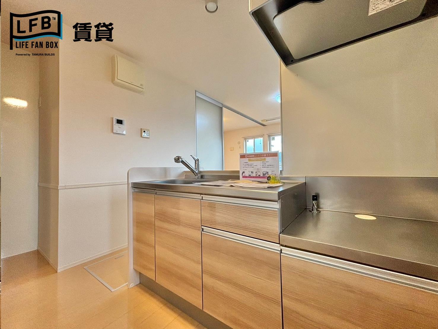 キッチン　※同間取り105号室の室内写真です。壁紙や床の色など、仕様が