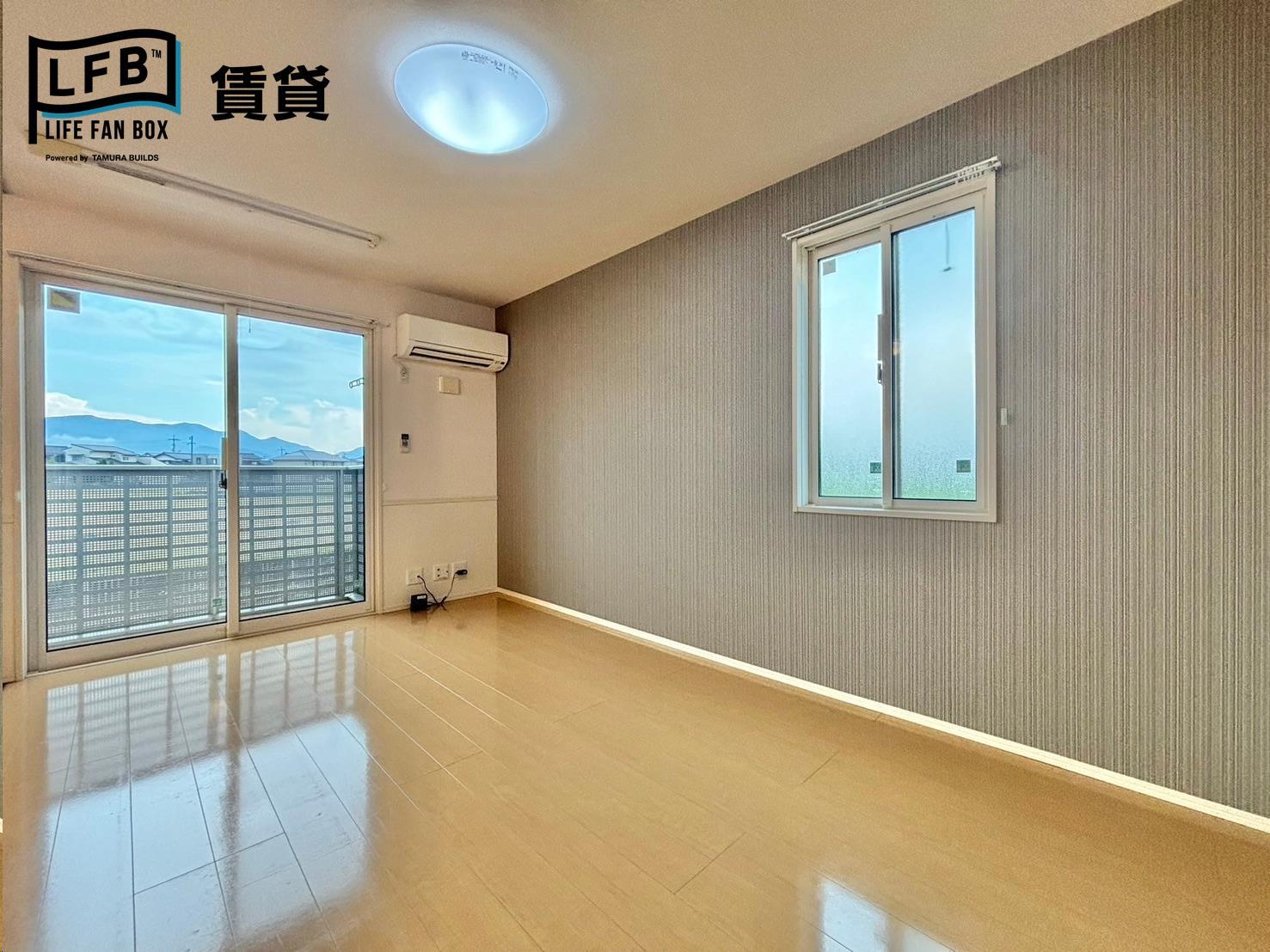居室・リビング　※同間取り105号室の室内写真です。壁紙や床の色など、仕様が