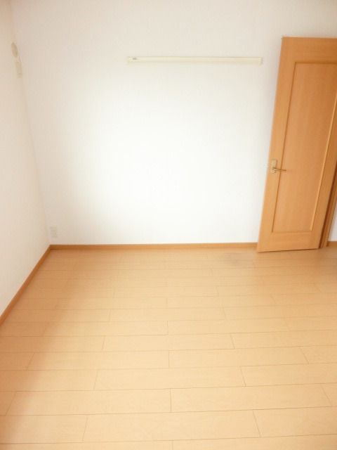 その他部屋・スペース　奥の洋室にも収納があり明るいです！