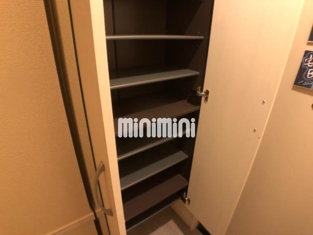 玄関　大きな下駄箱です
