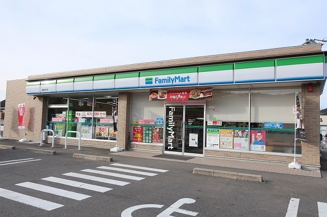 コンビニ　ファミリーマート（コンビニ）まで300m