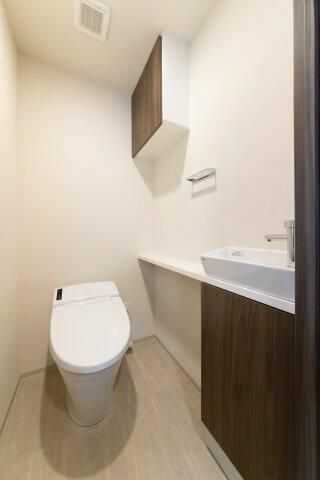 トイレ　落ち着いた色調のトイレです