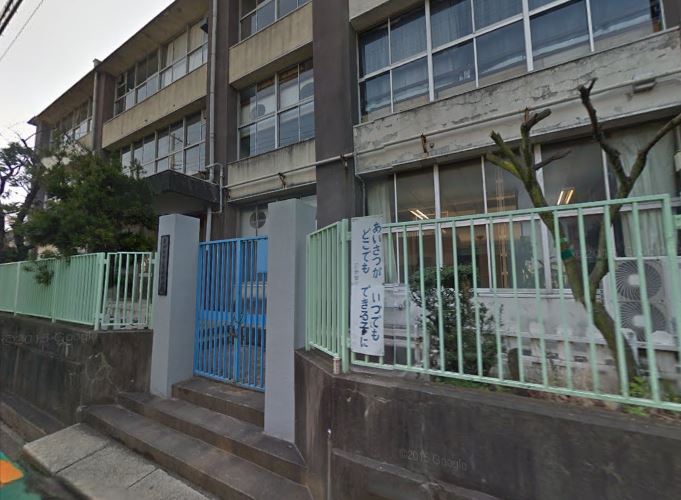 小学校　中央小学校（小学校）まで352m
