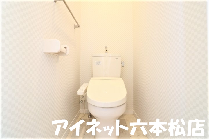 トイレ　温水洗浄便座付きです