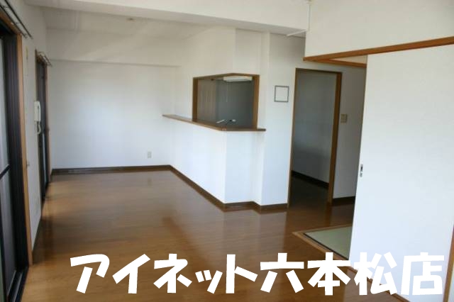 居室・リビング　家具の配置に困らないリビングですね