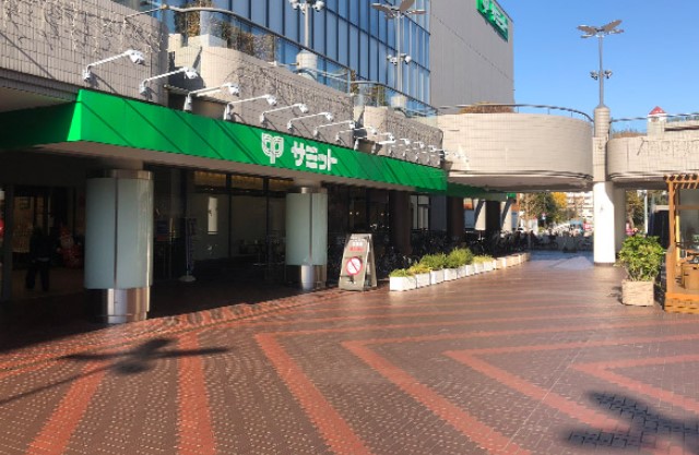 スーパー　サミットストアイースト21店（スーパー）まで747m