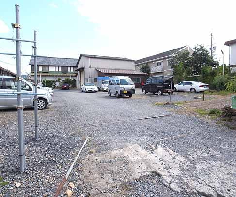 【宇治市宇治のアパートの駐車場】