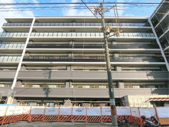 京都市南区東九条西河辺町のマンションの建物外観