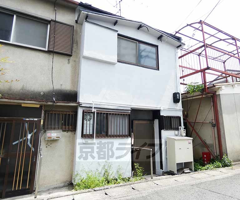 淀新町貸家の建物外観