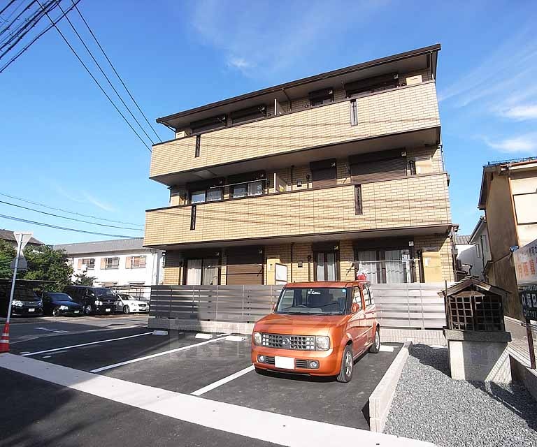 京都市伏見区下鳥羽西柳長町のアパートの建物外観
