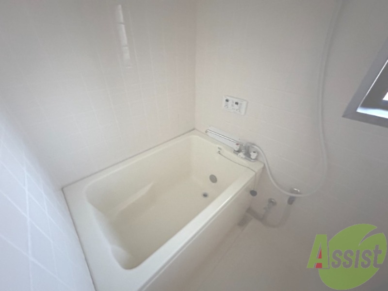 バス・シャワールーム　浴槽付きのお風呂です。ここで一日の疲れを癒しましょう。