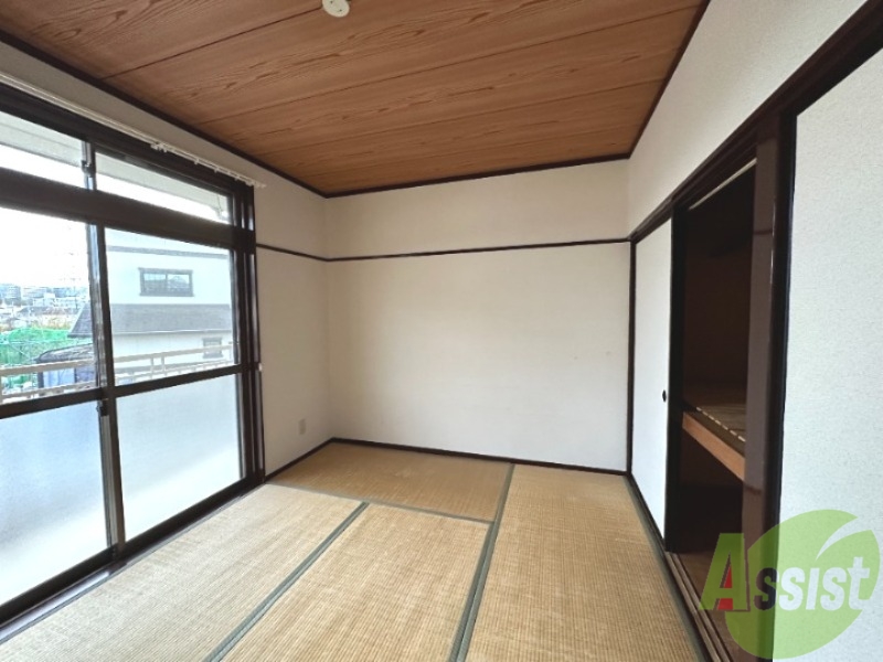 その他部屋・スペース　６畳の和室を撮影しました。陽がしっかり差していますね。