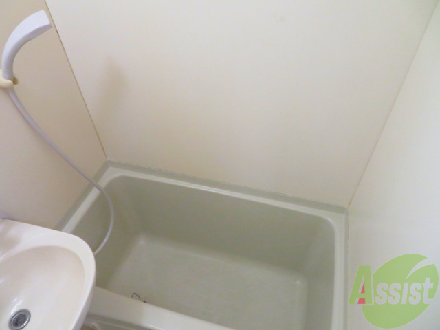 バス・シャワールーム　シンプルなお風呂です。ゆったりとお入りください。