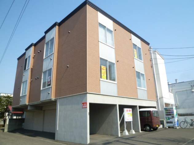 札幌市中央区南十五条西のアパートの建物外観