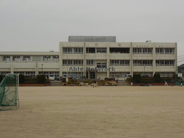 【碧南市栗山町のマンションの小学校】