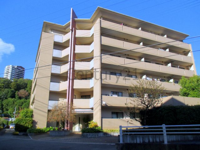 川西市一庫のマンションの建物外観