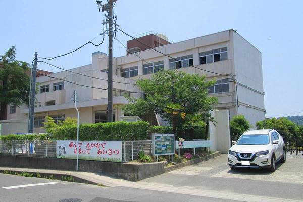 【ビレッジハウス竹原2号棟の小学校】