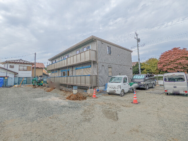 【伊勢崎市東小保方町のアパートの建物外観】