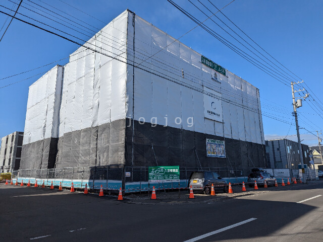 【千歳市春日町のマンションの建物外観】